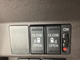 リアドアは乗り降りに便利な両側電動スライドドアです。また運転席に座っていながらスイッチ操作で自在にスライドドアを開け閉めできます。