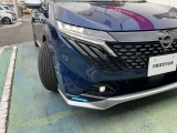 薄暗い夕方、早めにライトを点灯し事故を防ぐオートライトシステムと、対向車や前方を走る車だけを避けて歩行者などをハイビームで照らしてくれる、アダプティブLEDヘッドライトが付いています!