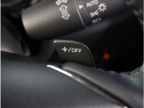 【パドルシフト】ハンドルから手を離さずに素早くシフトアップ&ダウンができるので、エンジンブレーキを使う下り坂や高速道路の合流で加速したい場面で役立ちます。