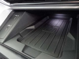 いわゆる「置くだけ充電」、スマートフォンのワイヤレスチャージングが可能となっております。