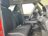 前席は視界が広く、運転席と助手席それぞれにゆとりを感じる空間です。落ち着いた色合いのシートと足元まわりで、毎日の移動も過ごしやすく感じられます。