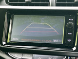 後方映像にガイド線が表示され、駐車時に車両と周囲の位置関係を確認する目安になります。画面を見ながら周囲にも注意を払えるため、車庫入れをサポートします。