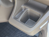 運転席にもドリンクホルダーがあります♪