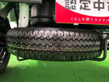 様々な現場で活躍するため,もしもの時の為にスペアタイヤが荷台下に収納されています