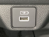 充電可能なUSB端子がついています。移動中に充電もできるので便利です。