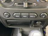空調操作部の下に駆動方式の切り替えボタンやシートヒーターのスイッチを配置。機能ごとに表示が分かれており、運転席から必要な操作を確認しやすいまとまりです。