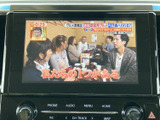 停車時には画面でテレビ番組を視聴でき、休憩中のひとときを楽しめます。映像と字幕が見やすく表示され、車内で過ごす待ち時間にも活用しやすい装備です。視聴は安全のため停車中にお楽しみください。