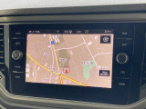 タッチスクリーンを採用。従来のナビゲーションシステムの域を超える、車両を総合的に管理するインフォテイメントシステムです。