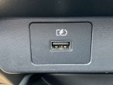 USB電源ソケット、各USB電源ソケットはモバイル機器などの充電専用で、ディーラーオプションのオリジナルナビやオーディオとは連動しません。
