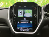 後方の映像に加え、車両周辺を確認する表示もあり、駐車時の安全確認をサポートします。画面上のガイド表示を目安にでき、車庫入れや切り返しの際に便利です。