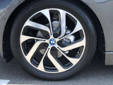 BMW純正アルミホイール。洗練されたデザインで、足元の個性を引き立てます。