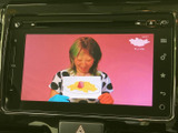 テレビ番組を画面に映し出せる装備です。停車中の待ち時間などに映像を楽しめ、車内で過ごす時間の選択肢が広がります。見たい番組を確認しながらお使いいただけます。