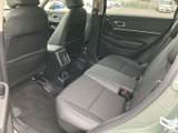 後席から前方まで見通しやすく、車内の広がりを感じられるレイアウトです。左右の座席に加え、前席背面や足元も確認でき、同乗者がそれぞれ落ち着いて過ごしやすい室内空間となっています。