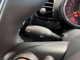 MINIの運転席操作部は、中央に構えるディスプレイが最大の特徴です。航空機を思わせるトグルスイッチなど、直感的で遊び心のあるメカニカルな操作感が、ゴーカートのような走りの高揚感を高めます。