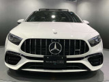 フロントグリル中央に大きく輝くスリーポインテッドスター。メルセデスベンツならではのステータスを強く感じる事ができます
