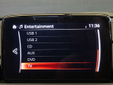 2系統のUSB端子やTV、CD/DVD再生に対応し、多様なメディアを画面上に集約しています。手元のコマンダーで直感的な音源選択が行え、長距離移動や停車中での実用性を確保しやすい設計です。