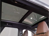 【サンルーフ】高級車のマストアイテムのガラス・サンルーフ。開放感のある室内空間を演出してくれます。
