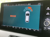 車両後方の接近を知らせる表示が画面に示され、駐車時の周囲確認をサポートします。障害物との距離感をつかむ際に役立ち、日常の駐車を安心して行えます。
