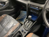 操作しやすいATシフトです♪シフトチェンジを気にしなくていいので運転だけに集中できますね!自然と手に届くところにある、手になじむ形状のシフトノブがいいですね♪