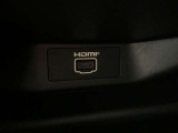 【HDMI接続端子】スマホやメディア端末をつなぐことで、車内のディスプレイで高画質な動画・音楽・ゲームを直接楽しめます。車内が自分専用のプライベートシアターやエンタメ空間に早変わりします。