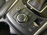 コマンダーコントロール。スイッチを探すことなく自然に手を下した位置に配置。手元を見ることなく、各種操作が行えます。