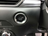 【 プッシュボタンスタートシステム 】 「アドバンストキーを携帯し、ブレーキペダルを踏みながらインパネ上のボタンを押すだけで、エンジンの始動/停止ができます。」