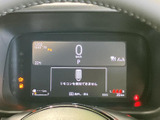 速度やシフト位置、時刻、外気温などの情報が一画面にまとまり、運転中にも確認しやすい配置です。警告表示や航続距離の目安も視認でき、車両情報を把握しながら落ち着いて運転に集中できます。