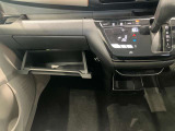 車検証入れになどにも使える便利な収納BOXあります。