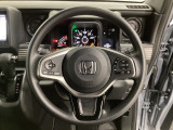 ハンドルにHondaセンシング系のクルーズコントロールやレーンキープアシストなどのスイッチと、オーディオの操作スイッチが装備されています。ハンドルから手を離さず安全に操作できます。