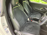 前席は身体を包み込むような形状で、ホールド感のあるシートです。運転席まわりまで見渡しやすく、乗り降りの際にも座面や足元の様子を確認できます。