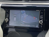 アラウンドビューモニター。クルマのまわりや目が届きにくいところも、大きい画面でしっかり確認できるので安心。