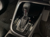 「e:HEV」は、モーター走行を中心にしながら電気エネルギーやエンジン動力を効率よく使い分けることができる賢いハイブリッドシステムです。サイドブレーキはスイッチ操作の電子制御パーキングブレーキです