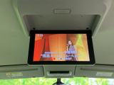 天井部のモニターで映像を楽しめるため、停車中の待ち時間も過ごしやすくなります。ご家族でのお出かけや休憩時に、車内での時間を快適に過ごすのに役立つ装備です。