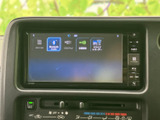音源選択画面にはBluetooth AudioやUSB/iPod、ラジオなどの項目が表示されています。用途に合わせて選べる構成で、移動中の音楽再生を手軽に楽しめます。