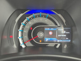 速度表示とともに、画面内に時刻や車両情報などがまとまっています。運転席から必要な情報をひと目で確認しやすく、表示が整理されているため日々の運転をサポートします。