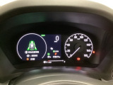 ハイブリット車専用のメーターです。右側の大型スピードメーターに加え、ステアリングスイッチを使って左のマルチインフォメーション・ディスプレイで燃費や動力伝達などの情報が見れるようになっています。