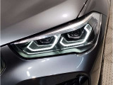【LEDヘッドライト】先進のLEDテクノロジーを採用。放射される白色光の周波特性は太陽光に近く、バイキセノン・ヘッドライトを上回るコントラストで更に明るく輝きます!