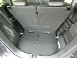 スライドリアシートを前にずらした分だけ、荷物を置ける空間が拡大。お買い物の荷物もたっぷり載せられます。(スライド幅19cm)