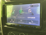 画面には目的地検索やソース切替などの項目が表示され、案内や音楽の選択を画面上で行えます。メニューが視認しやすく並び、目的に応じた操作を選びやすい構成です。