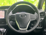 ステアリングには手元で扱えるスイッチが備わり、運転姿勢を保ちながら各種操作を行えます。メーターとの位置関係も自然で、前方を見ながら必要な操作に移りやすい装備です。