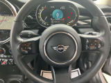 丸を基調としたMINIらしい運転席デザイン