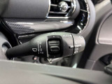 MINIの運転席操作部は、中央に構えるディスプレイが最大の特徴です。航空機を思わせるトグルスイッチなど、直感的で遊び心のあるメカニカルな操作感が、ゴーカートのような走りの高揚感を高めます。