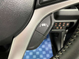 【車線逸脱抑制機能】車線の逸脱の可能性が高いとシステムが判断した場合に、ドライバーに車線逸脱防止方向へのステアリング操作を促し、車両を内側に戻すよう支援します。
