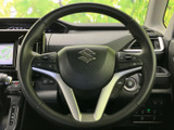 手元の左右にスイッチが配置され、運転姿勢を保ったまま各種操作へ手を伸ばしやすい造りです。視線移動を抑えながら使える便利な装備で、日常の運転を快適にサポートします。