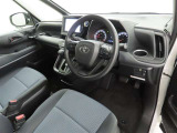 シンプルで使いやすいデザインの運転席です。