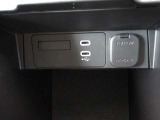 USB Type-C端子を2口装備。スマートフォンなどの充電に便利で、現代のカーライフにうれしい装備です。