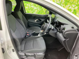 前席はシートと足元にゆとりが感じられ、運転席から前方や周囲を見渡しやすい室内です。落ち着いた色合いでまとめられ、乗り降りの際もすっきりした印象です。