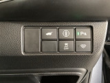 ハンドルの右側にHondaセンシング用のメインスイッチとパワーテールゲートスイッチがついています。パワーテールゲートスイッチは車内からでもテールゲートの開け閉めを電動でできます。