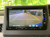 後方の映像とガイドラインを画面で確認でき、駐車時の周囲確認をサポートします。車庫入れや狭い場所での切り返しなど、後退操作が必要な日常の場面で役立つ装備です。