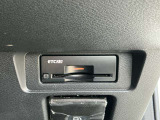 ETC2.0を装備。DSRC通信方式によって双方向通信することでカーナビと高速道路がリアルタイムに情報連携して、便利で快適なドライブ体験を提供します。